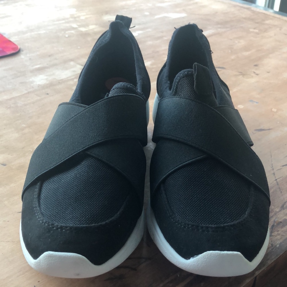 AK SPORT WOMENS SHOES 7M worn 1x sticker on